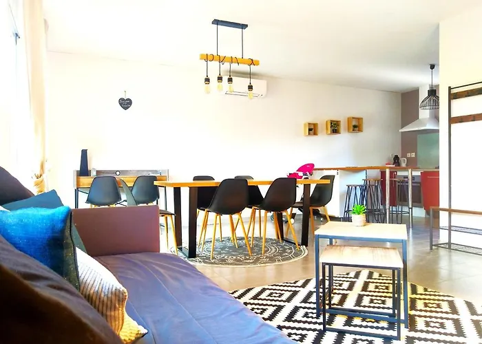 Le Clos Andree - Charmante Maison 8 Personnes - 5 Lits - Climatisation Reversible Rdc - Parking 3 Vehicules - Garage - Zone Nord - Terrasse Et Jardin Casa de Férias