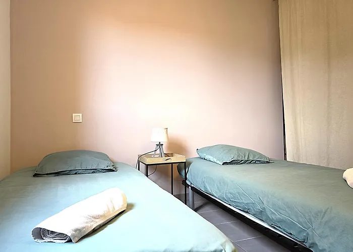 Le Clos Andree - Charmante Maison 8 Personnes - 5 Lits - Climatisation Reversible Rdc - Parking 3 Vehicules - Garage - Zone Nord - Terrasse Et Jardin Casa de Férias