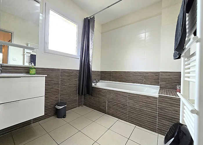 Le Clos Andree - Charmante Maison 8 Personnes - 5 Lits - Climatisation Reversible Rdc - Parking 3 Vehicules - Garage - Zone Nord - Terrasse Et Jardin Casa de Férias *