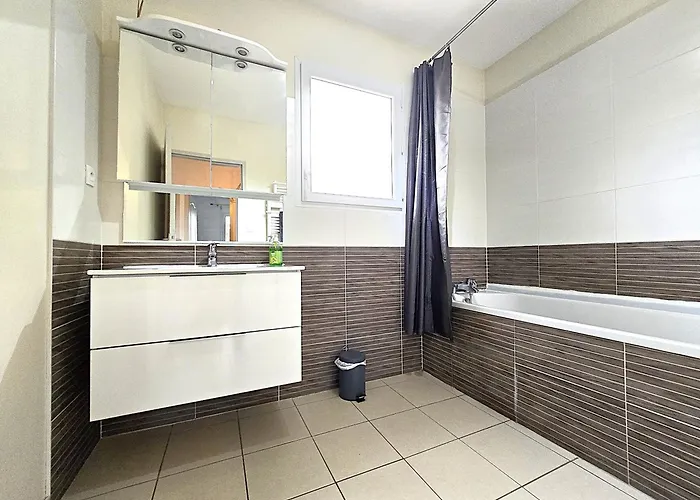 Casa de Férias Le Clos Andree - Charmante Maison 8 Personnes - 5 Lits - Climatisation Reversible Rdc - Parking 3 Vehicules - Garage - Zone Nord - Terrasse Et Jardin Montauban