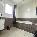 Le Clos Andrée - Charmante Maison 8 Personnes - 5 Lits - Climatisation Réversible Rdc - Parking 3 Véhicules - Garage - Zone Nord - Terrasse Et Jardin Сasa de vacaciones *
