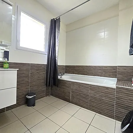 Le Clos Andree - Charmante Maison 8 Personnes - 5 Lits - Climatisation Reversible Rdc - Parking 3 Vehicules - Garage - Zone Nord - Terrasse Et Jardin 度假居 *