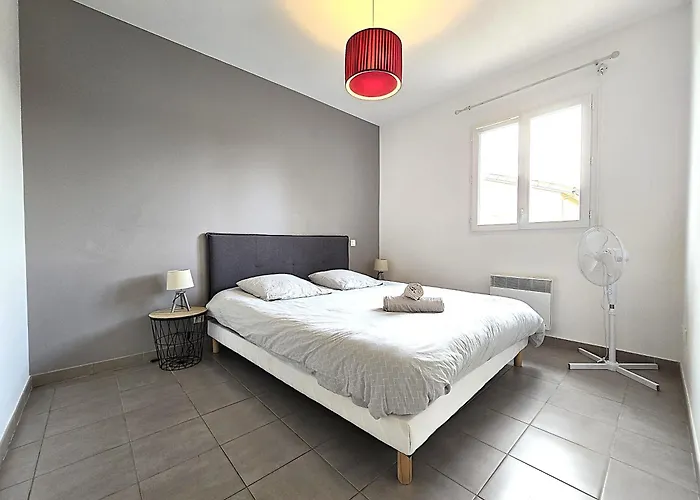 Дом отдыха Le Clos Andree - Charmante Maison 8 Personnes - 5 Lits - Climatisation Reversible Rdc - Parking 3 Vehicules - Garage - Zone Nord - Terrasse Et Jardin